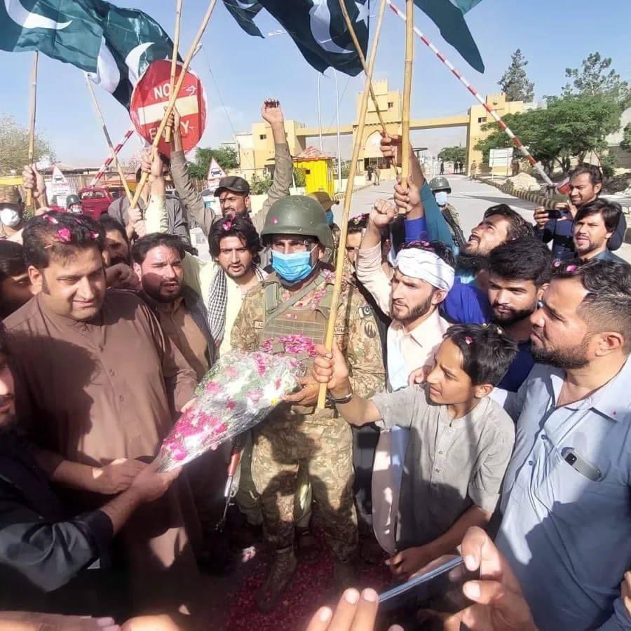 Pak_Osint's tweet photo. بلوچستان کے عوام نے پاک فوج کے ساتھ اظہار یکجہتی کے لیے امن ریلیاں نکالیں۔ فوجیوں پر پھولوں کی پتیاں نچھاور کی گئیں اور پھولوں کے گلدستے دیئے گئے  جس سے ظاہر ہوتا ہے کہ بلوچستان کے عوام مسلح افواج کو انتہائی عزت کی نگاہ سے دیکھتے ہیں۔ https://t.co/0wCQBgKeub