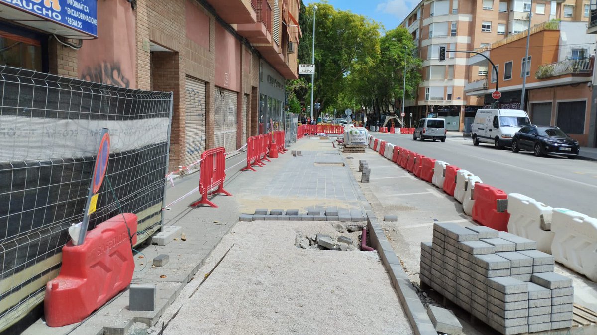 Más mejoras en El Carmen!

Alcorques en marcha para ampliar el arbolado plantando 29 nuevos ejemplares en Pintor Pedro Flores. Y programamos nuevas hileras verdes en Floridablanca y El Rollo 🌲🌴.

#SeguirProgresando #HechosContraBulos