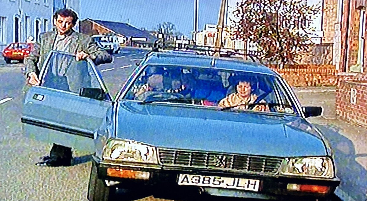 For #FrontEndFriday - the dishy Vicar’s very practical #Peugeot505!#KeepingUpAppearances #ClassicFord @TheOfficialJVS @williamhanson