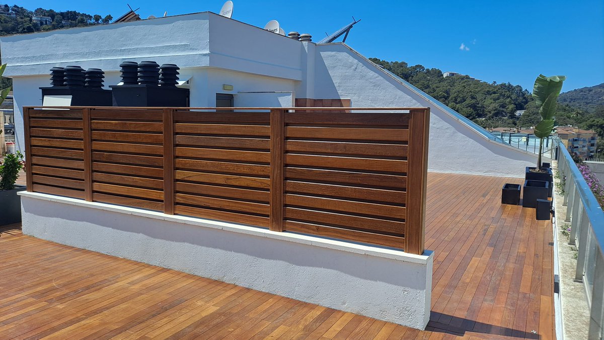 Valla de panel doble de madera tropical fijada en muro para delimitar zona nudista  en Hotel en Tossa de Mar.
Madera de gran calidad.
Double panel fence of tropical Woody fixed to the wall to delimit a nudist àrea on the terrace of hotel on Tossa de Mar. 
fustmar.com