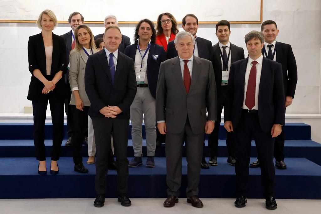 Antonio_Tajani's tweet photo. La Farnesina lavora per aumentare l'export e la promozione dei prodotti #MadeInItaly nel mondo. Prendiamoci lo spazio che in alcuni Paesi è occupato dai finti prodotti italiani, a cominciare da quelli agroalimentari. Anche attraverso accordi con le maggiori piattaforme digitali. https://t.co/gYcen6aVSR