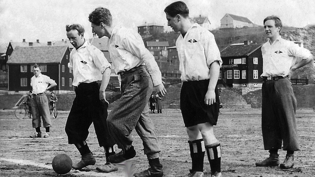 RBKfotball's tweet photo. 106 år!

Gratulerer med dagen alle rosenborgere 🤍🖤 https://t.co/O51xi4u2XW
