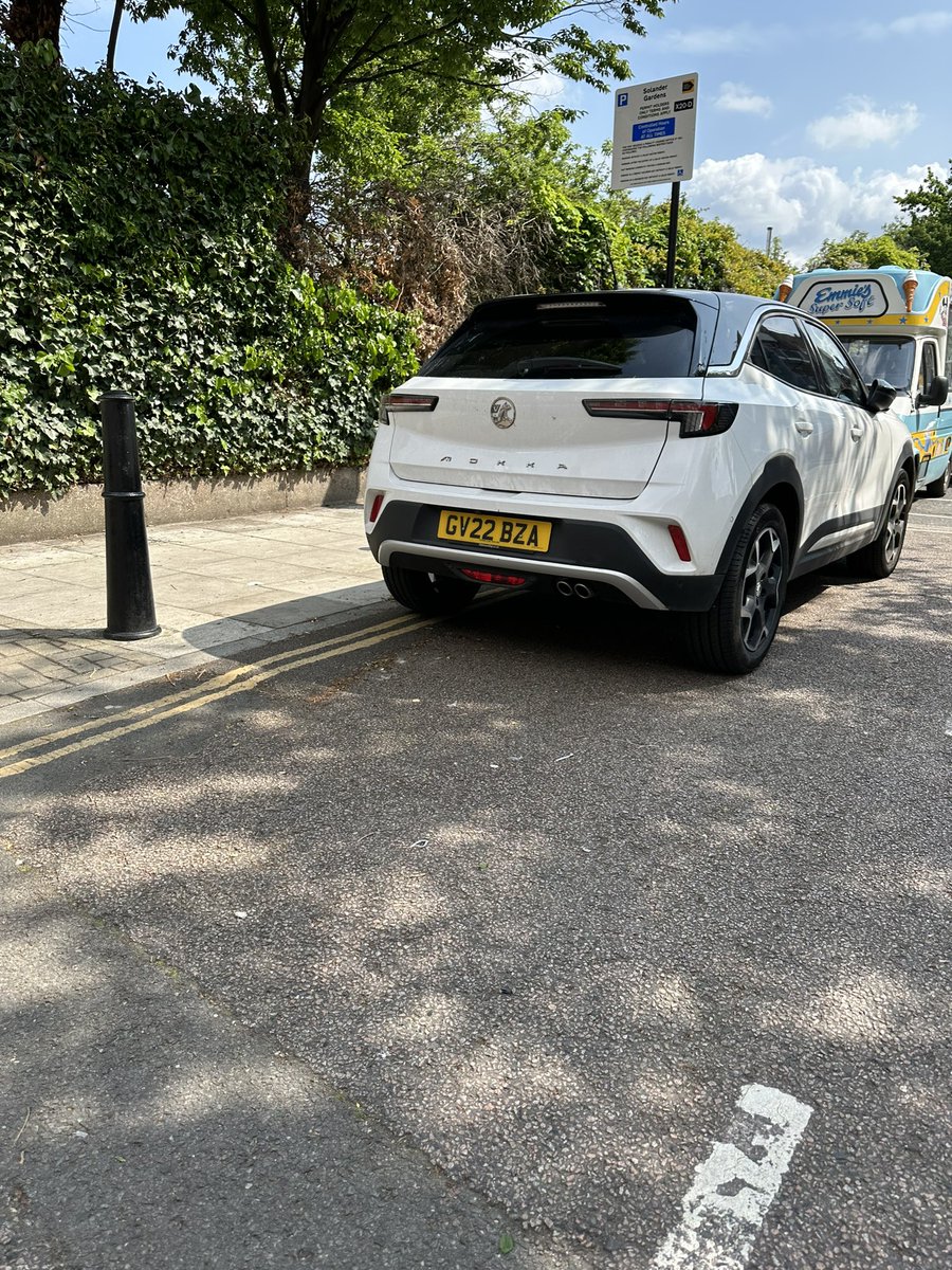 This car is blocking our way everyday of the week! Why can’t they park in a bay or somewhere reasonable but not in the way of getting in & out of our building! It’s really getting frustrating now. Something needs doing .@TowerHamletsNow @THH_ASBTEAM @Parkguard_THH @THHomes