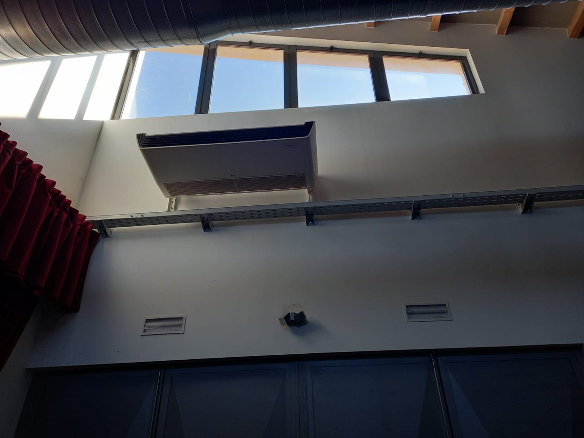 Finalitzada la substitució del sistema de climatització del Casal de l'Olivera. S'han instal·lat uns nous aires més eficients energèticament i més silenciosos.

Aquesta hobra ha estat finançada a través d'una subvenció de la Diputació per a la millora d'equipaments municipals.