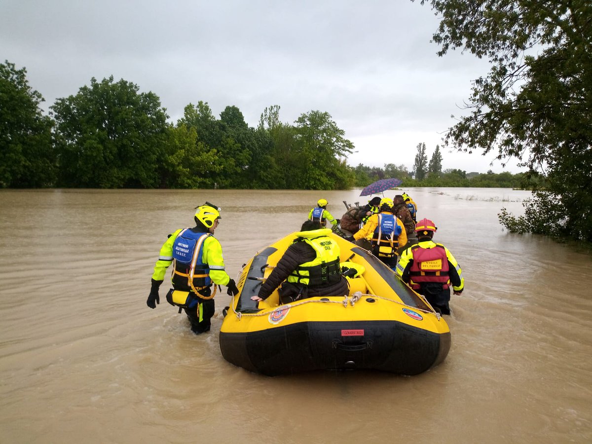 #alluvioneemiliaromagna, questo pomeriggio le nostre squadre hanno lasciato i luoghi colpiti dopo quasi 36 ore di lavoro ininterrotto, adesso per i  #volontari #SWRTT è il momento del riposo e del ripristino dei mezzi e delle attrezzature.
#ProtezioneCivile #soccorsoalluvionale