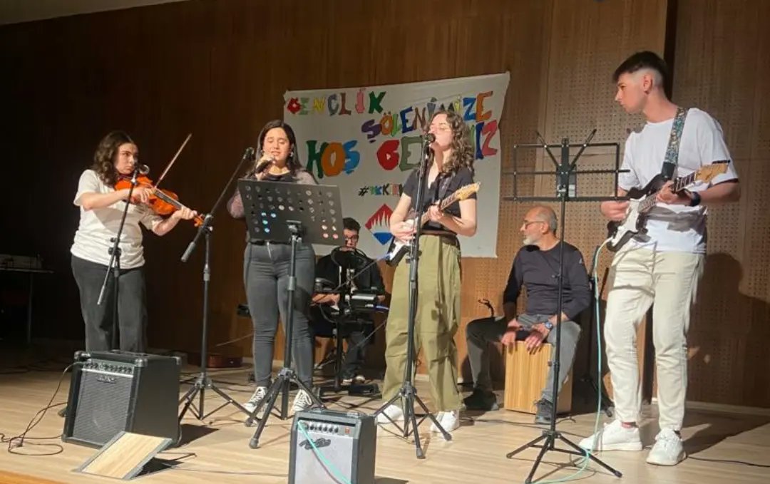 BK_Kirklareli's tweet photo. 😊🎤🎶🎻🎸Gençlik Haftası etkinlikleri kapsamında okulumuzda sahne alarak Gençlik Şölenimize renk katan Kırklareli Türkiye Odalar ve Borsalar Birliği Anadolu Lisesi ve Kırklareli Güzel Sanatlar Lisesi öğrencilerine teşekkür ederiz. https://t.co/ytyTWj820u