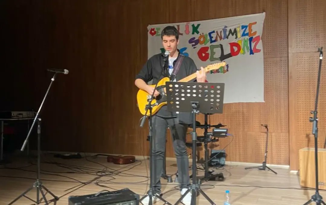 BK_Kirklareli's tweet photo. 😊🎤🎶🎻🎸Gençlik Haftası etkinlikleri kapsamında okulumuzda sahne alarak Gençlik Şölenimize renk katan Kırklareli Türkiye Odalar ve Borsalar Birliği Anadolu Lisesi ve Kırklareli Güzel Sanatlar Lisesi öğrencilerine teşekkür ederiz. https://t.co/ytyTWj820u