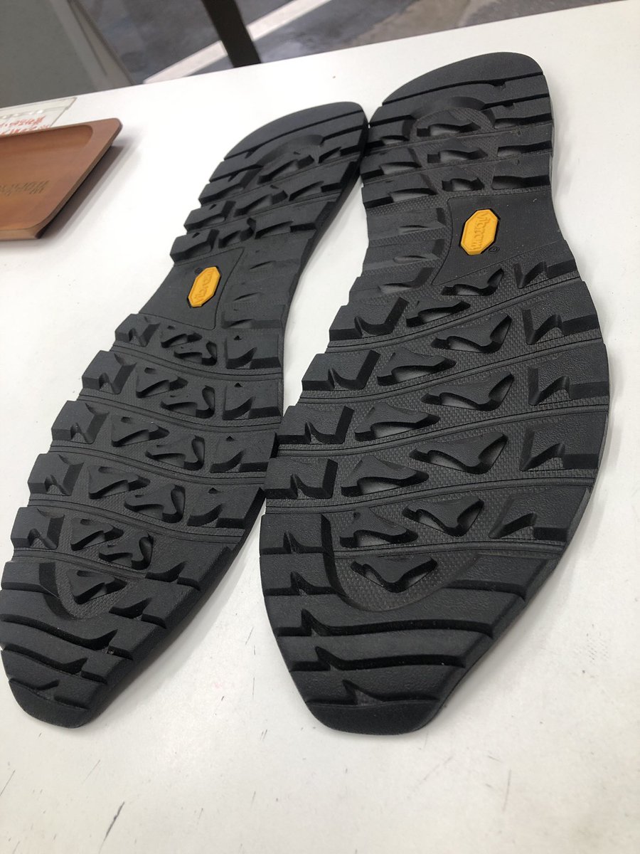 Workshop_SOLE's tweet photo. 合成ゴムは、永遠ではないのです。
固くなって割れてしまうこともあります。
靴底が以前より滑ってきたなぁー↓
靴底ゴムの硬化、ゴムの全交換修理で、復活です。
Vibramプレデターソール
ドキドキが止まらない名作映画『プレデター』頭によぎる…
#スニーカー修理 #アディダス #workshopsole https://t.co/bYEYKsS4sw