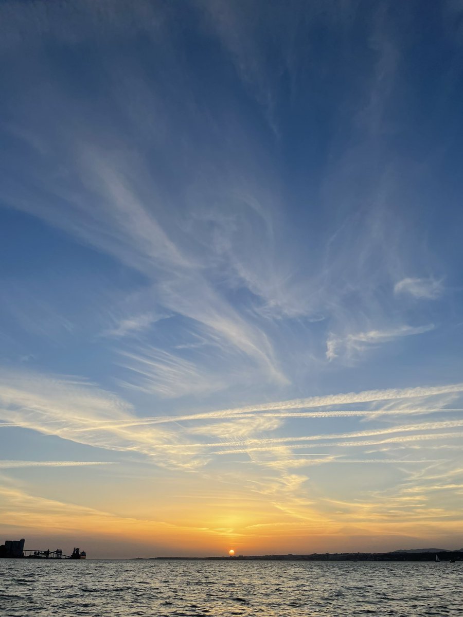 ChloSerpe's tweet photo. Répondez avec des photos que vous avez prises et qui ne contiennent ni visages ni mots. Faisons un feed de calme.
(parce que j’adore les levers/couchers de soleil) https://t.co/5zuYO87MWW
