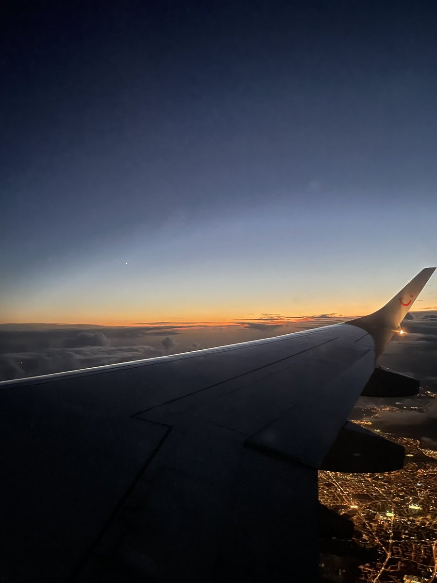 ChloSerpe's tweet photo. Répondez avec des photos que vous avez prises et qui ne contiennent ni visages ni mots. Faisons un feed de calme.
(parce que j’adore les levers/couchers de soleil) https://t.co/5zuYO87MWW