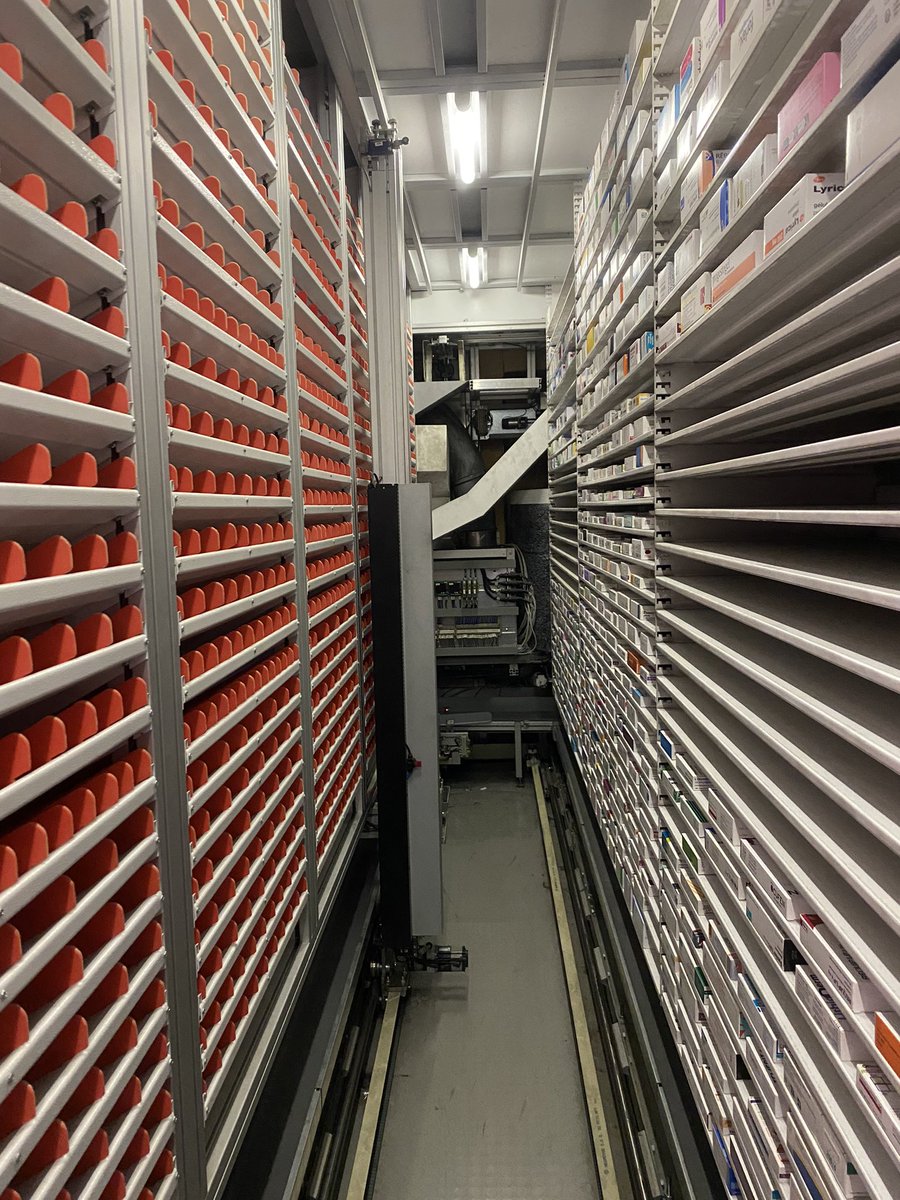 Clar_roche's tweet image. Une fois sur deux quand je dis à un patient qu’on a un robot à l’étage, il me répond « ah je croyais qu’il y’avait quelqu’un qui envoyait les boites », je peux pas m’empêcher d’imaginer le boulot maudit du gars qui serait coincé là à attendre qu’on lui demande des boites 😭