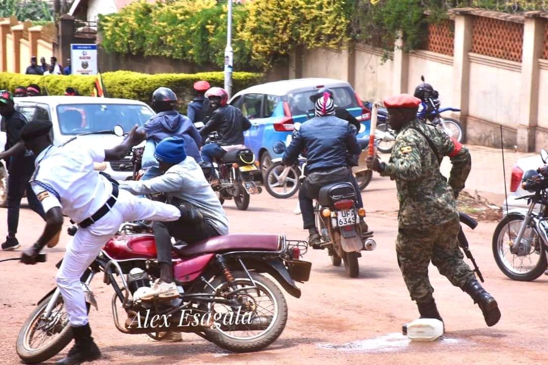 As communicated earlier, #UgandaPoliceExhibition will run from Monday 22 to Sunday 28th May - Next week.

For uniformity, we’ll look at five Key areas:

1. Brutality.
2. Welfare/Housing.
3. Corruption.
4. Satire. 
5. Heroes/Heroin in police.

As explained below...👇🏾