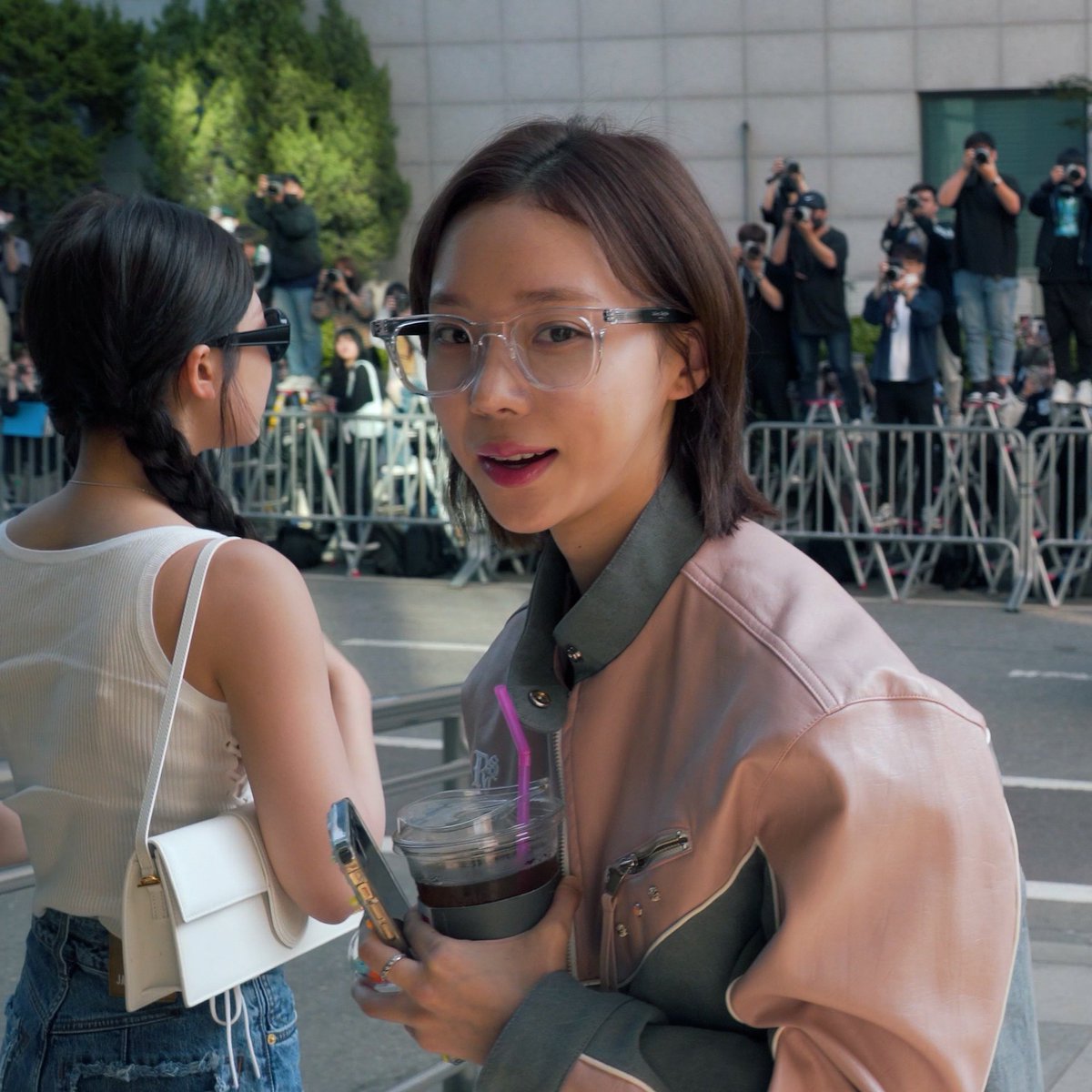 แก รูปนี้เหมือนเขายืนอยู่ตรงหน้าจริงๆ ใจจะวายมากกก