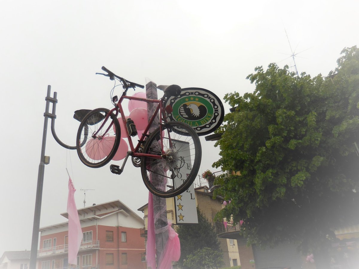 RedaconRadionov's tweet photo. Il Giro d'Italia a Felina - https://t.co/cMFU2G7EXV https://t.co/VpHr1JBsbS