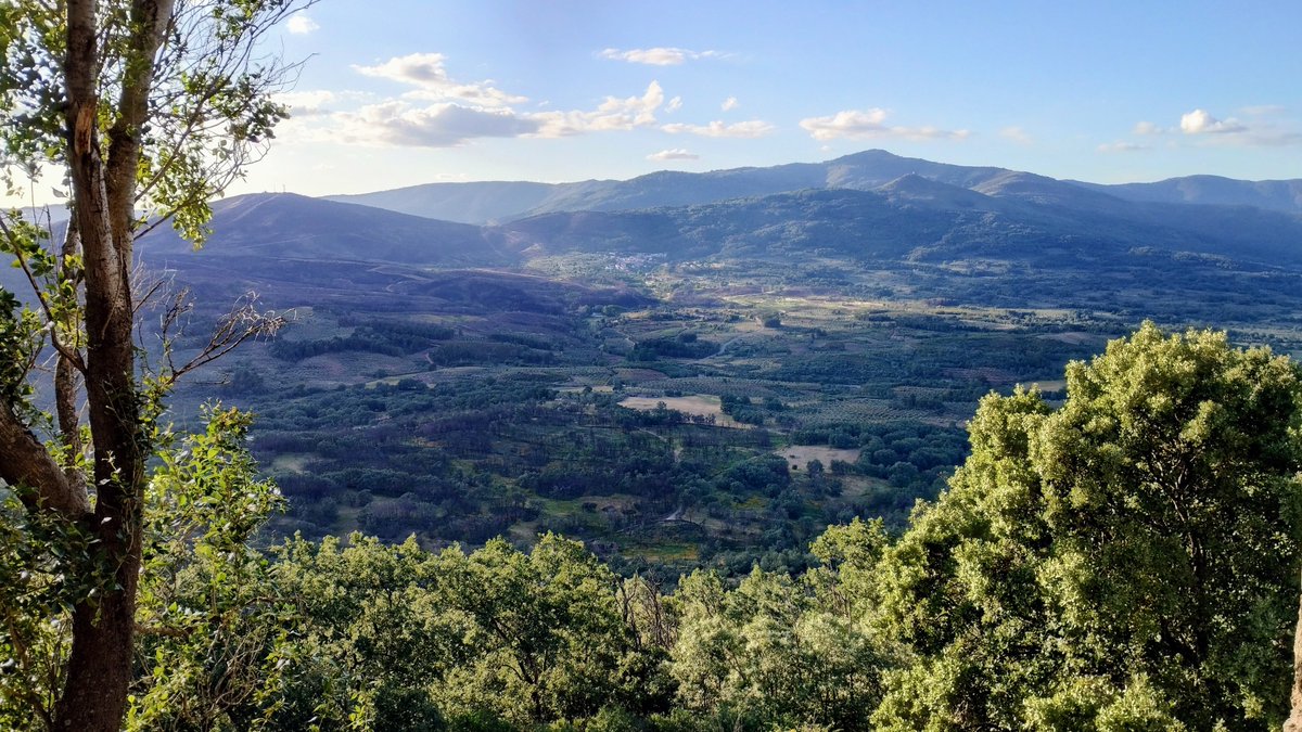 Eso es Torre de Don Miguel, evacuado por incendio el pasado verano. 

Un poco más a la derecha está Cadalso, evacuado anoche, junto con Descargamaría y Robledillo. La foto es de hace 10 días. No quiero ni pensar cómo se verá todo la próxima vez.

#ifpinofranqueado