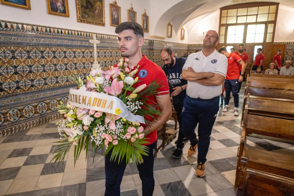 CDExt1924's tweet photo. 💐 Ayer tuvo lugar la ofrenda floral a la Virgen de la Piedad, patrona de Almendralejo, en el Santuario de Nuestra Señora de la Piedad.

😍 ¡Os dejamos algunas imágenes de la plantilla!

📸 Conrado del Castillo

#CDExtremadura #SentimientoInmortal https://t.co/iQaUVqru8V