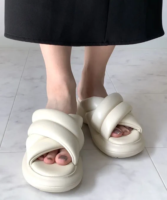 【GU】1日歩いても足が疲れにくい…!ふんわり軽い「楽ちんサンダル」雲の上を歩いてるみたいなの!   GUの「クロスベルトサンダル」は、ボリューム感のあるデザインがかわいい!履き心地はふんわりと軽くて楽ちん。幅広いコーデに馴染んでくれます◎