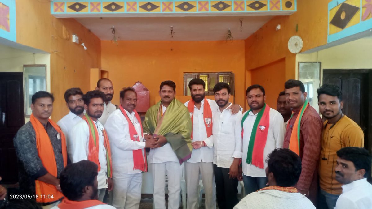 P_ANANTHKRISHNA's tweet photo. Addressed @BJYM #Adilabad Dist Office Bear ,&amp; #socialmediawarriors Meeting at #shivakalyan matam in #boathassembly.one of key issue highlighted was #unemployment
In telangana &amp; also stressed the active role of #BJYM in strengthening @BJP4Telangana.
@narendramodi @Eatala_Rajender https://t.co/v35fPsXffn