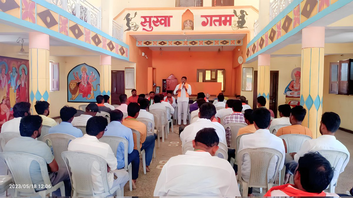 P_ANANTHKRISHNA's tweet photo. Addressed @BJYM #Adilabad Dist Office Bear ,&amp; #socialmediawarriors Meeting at #shivakalyan matam in #boathassembly.one of key issue highlighted was #unemployment
In telangana &amp; also stressed the active role of #BJYM in strengthening @BJP4Telangana.
@narendramodi @Eatala_Rajender https://t.co/v35fPsXffn