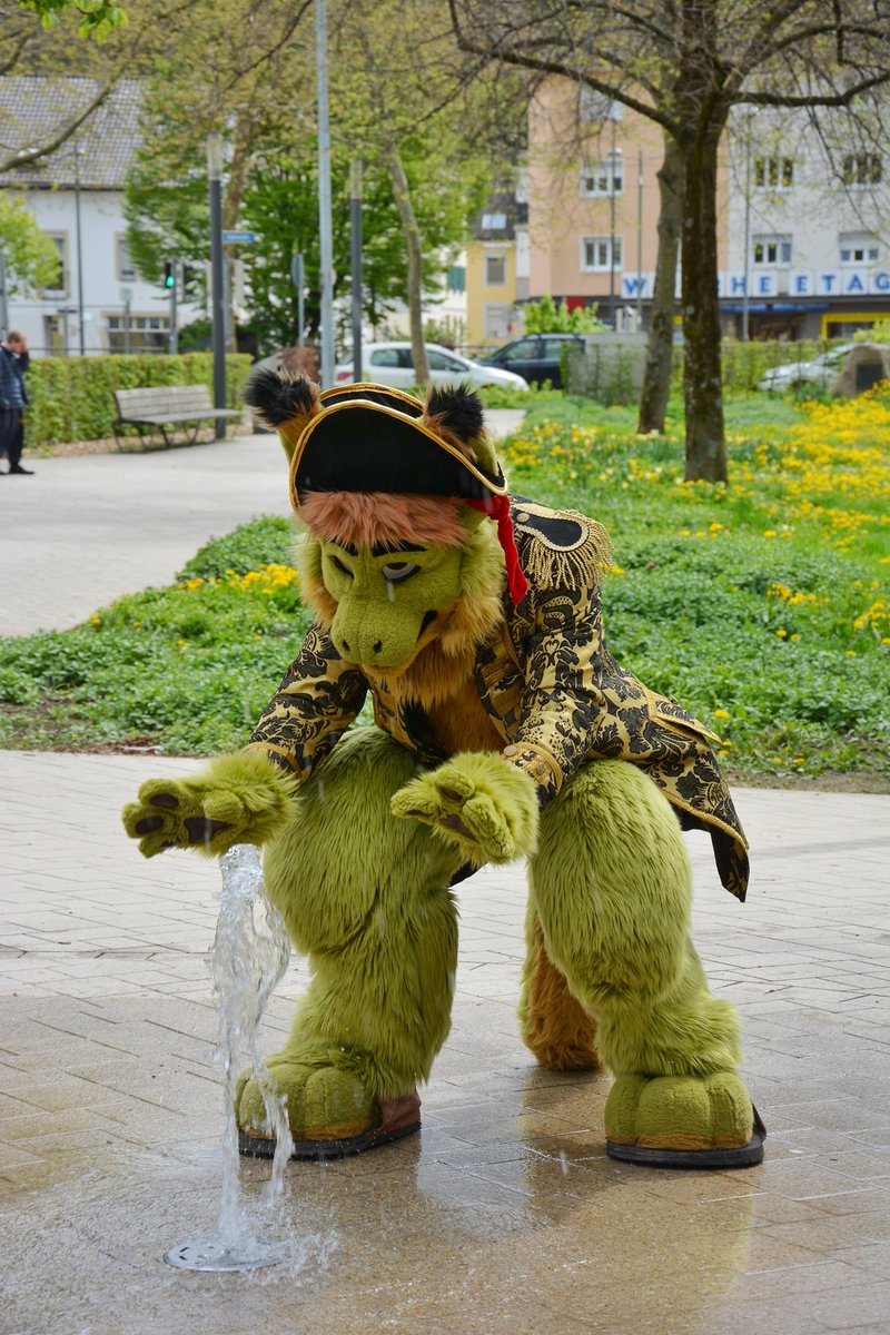 Kazookieslama's tweet photo. When a pirate goes landlubber, every bit of water is interesting!
Especially if it behaves funny!
#FursuitFriday #Loerrach #fountain
🪡 @TheKarelia
📷 @jashiswiss https://t.co/ycBhL1uNqg