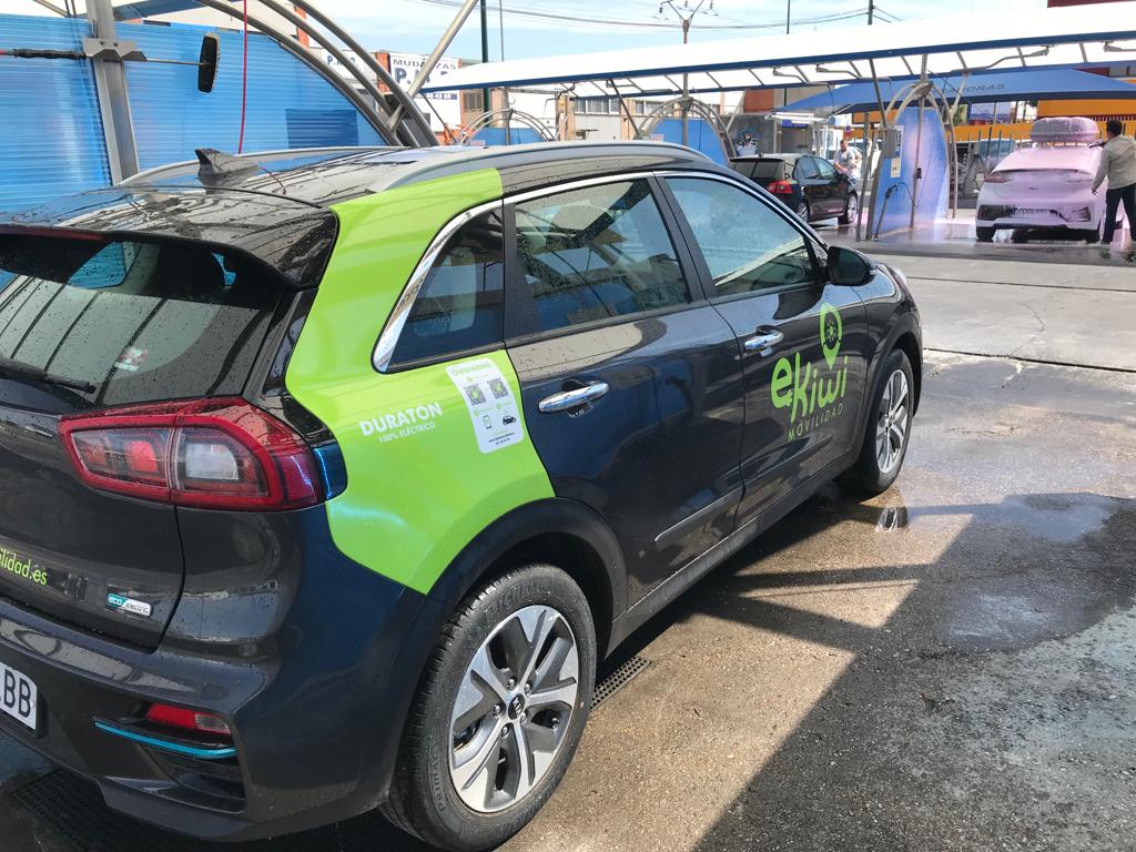 ekiwimovilidad's tweet photo. ¡Un nuevo coche prepara su llegada la flota de #eKiwimovilidad!!
Ah, por cierto... ¡ya tiene nombre y se llama #Duraton! ¿sabes el motivo?
Presta atención a nuestras redes porque te iremos contando toda la info por aquí, y por nuestro boletín.
https://t.co/m20l9xF7aY
#movilidad https://t.co/5VMM6ZO6cY
