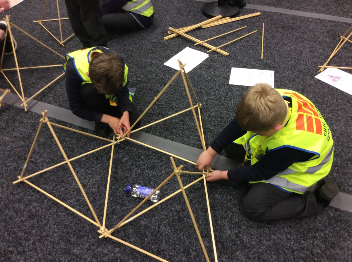 TPS1914's tweet photo. Yesterday, Rowan Class have enjoyed a trip to UCLAN, to take part in a range of activities and interactive shows relating to the many different aspects of science. The children really enjoyed the whole experience, meeting and talking to scientists! https://t.co/lxFcvYTmWP