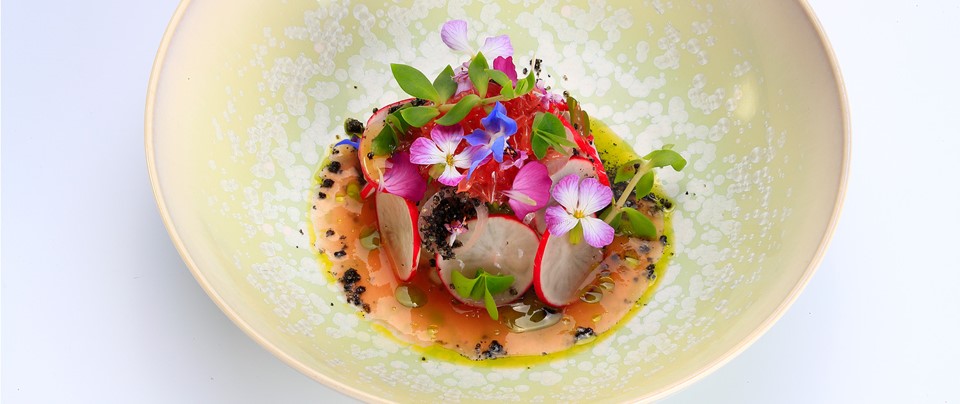 VALDERRAMANL's tweet image. 𝐑𝐄𝐂𝐄𝐏𝐓𝐄𝐍 𝐕𝐀𝐍 𝐓𝐎𝐏𝐂𝐇𝐄𝐅𝐒
Recept van: JOS GROOTSCHOLTEN | CAPELLE AAN DEN IJSSEL
Tartaar van dorade, gehakte avocado, gefermenteerde tomaat, radijs en grapefruit. 

Link recept: bit.ly/receptenvantop…