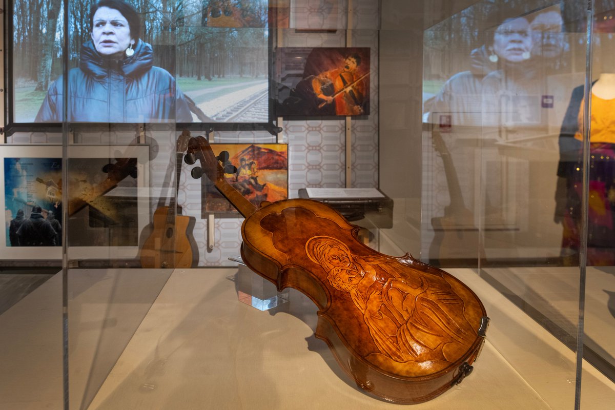 Vandaag is het precies 79 jaar geleden dat 245 Sinti en Roma van Westerbork naar Auschwitz werden gedeporteerd. Slechts 31 van hen keerden terug. Op 17 mei opende de tentoonstelling 'De lange schaduw van het verleden', nog t/m 9 juli in ons museum te zien. bit.ly/LangeSchaduw