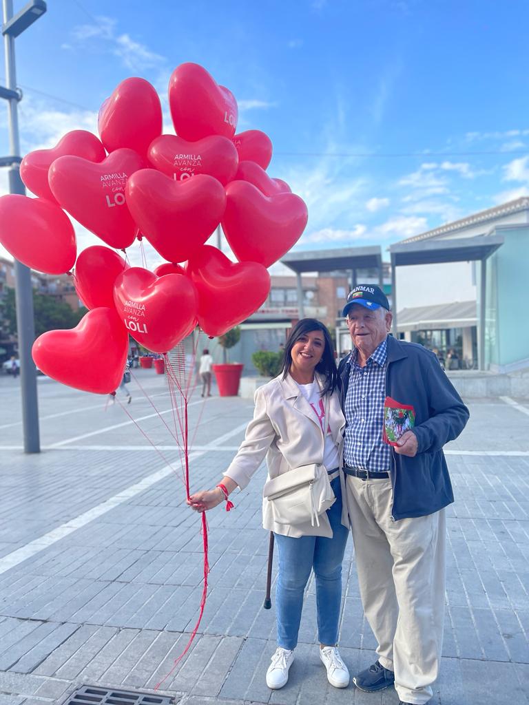 loly_armilla's tweet photo. ¡Feliz viernes! Una de las mayores satisfacciones de la campaña es ver la generosidad de tantas personas que quieren lo mejor para #Armilla. Para mí es un honor contar con el apoyo de Pepe Torres, veterano militante que preside el @psoedearmilla. ¡Te queremos! #VotaPSOE❤️ https://t.co/3gVkJ0Dz90