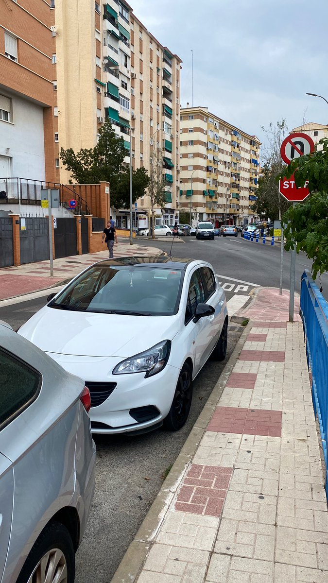 MarioRoman00's tweet photo. Poca vergüenza la policía local de Málaga y el @malaga, me multan en calle Albacete por estacionar encima de una línea amarilla. 
En la foto se puede ver perfectamente como resalta la línea, otra manera de robarle al ciudadano. https://t.co/7dDFyltLGN