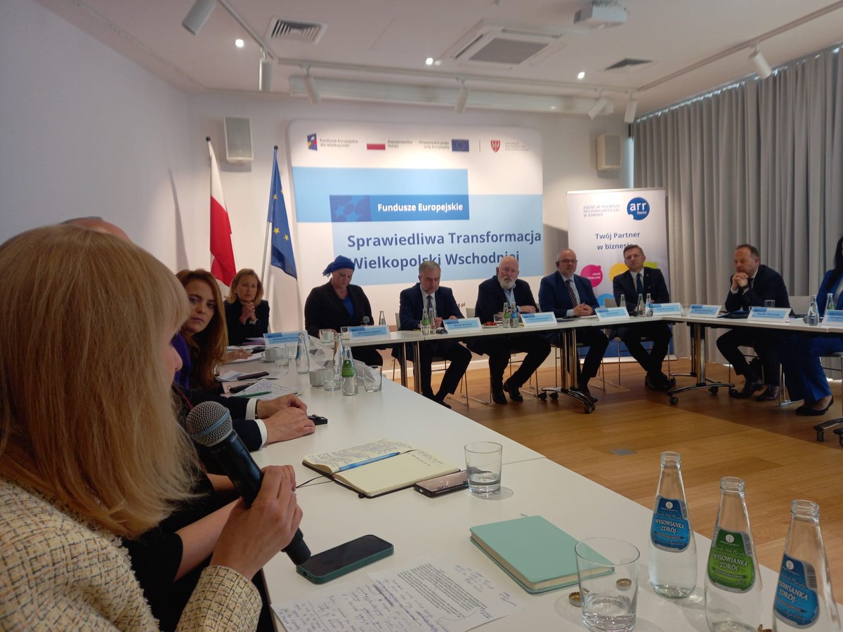 Wyjątkowy gość w Koninie! - Wykorzystajmy Fundusz Sprawiedliwej Transformacji, żeby mieszkańcy Wielkopolski mieli przed sobą lepszą przyszłość - mówił @TimmermansEU na posiedzeniu grupy roboczej ds. sprawiedliwej transformacji.
<a href="/zielonasiec/">Polska Zielona Sieć</a> również była obecna :)