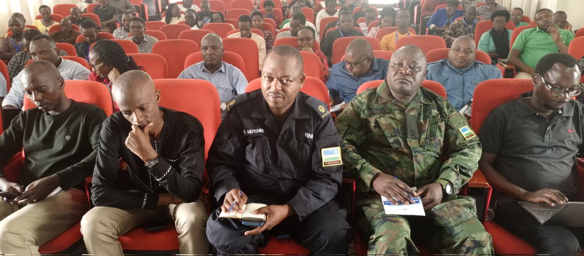 Muhangadis's tweet photo. Birikuba: Guverineri @AKayitesiAlice ari hamwe n'itsinda rigizwe n' abagize inama y'umutekano itaguye y'Intara bari kuganira n'Ubuyobozi bw'Akarere ka @Muhangadis n'abakozi b'Akarere mu gikorwa cyo kurebera hamwe aho Akarere kageze kesa imihigo y'igihembwe  cya 3, 2022-2023 .. https://t.co/XcPMwltCUK