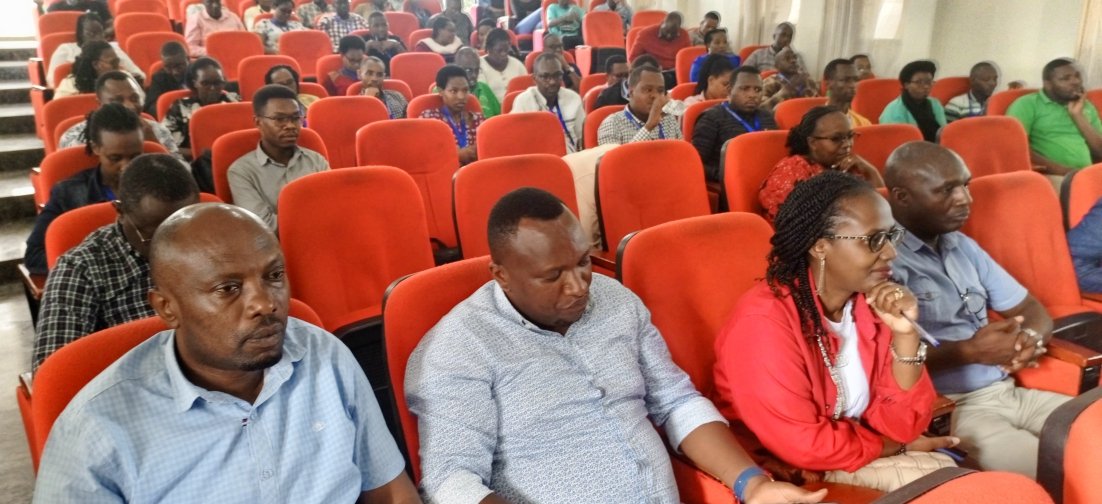 Muhangadis's tweet photo. Birikuba: Guverineri @AKayitesiAlice ari hamwe n'itsinda rigizwe n' abagize inama y'umutekano itaguye y'Intara bari kuganira n'Ubuyobozi bw'Akarere ka @Muhangadis n'abakozi b'Akarere mu gikorwa cyo kurebera hamwe aho Akarere kageze kesa imihigo y'igihembwe  cya 3, 2022-2023 .. https://t.co/XcPMwltCUK