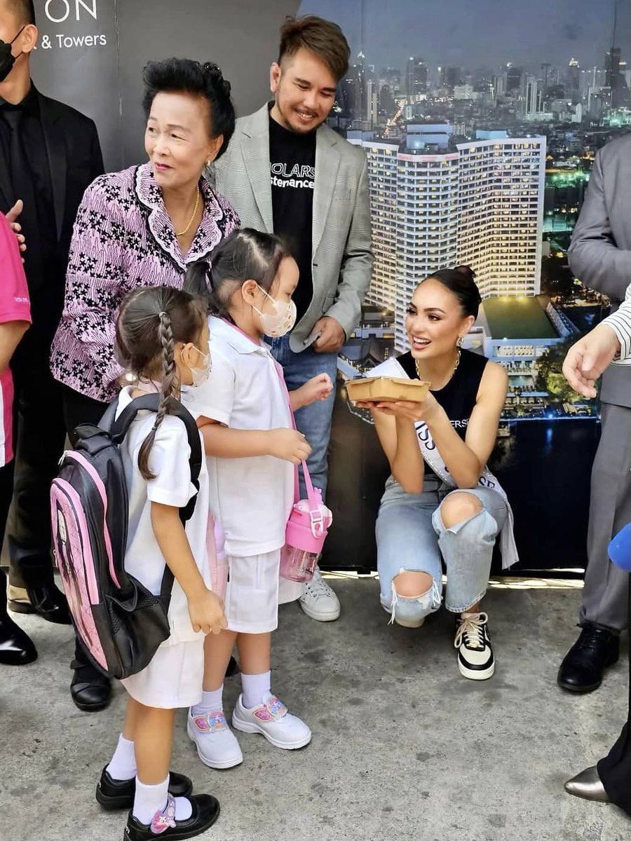 VonViajero's tweet photo. The Most Beautiful Day in #SOS today!

An honor to have reigning #MissUniverse participate in rescuing &amp; packing #SurplusFood at Royal Orchid Sheraton’s breakfast buffet, &amp; distribute them in the community. Using her platform to create awareness on #FoodWaste w/c is so admirable. https://t.co/otlr8W1ctF