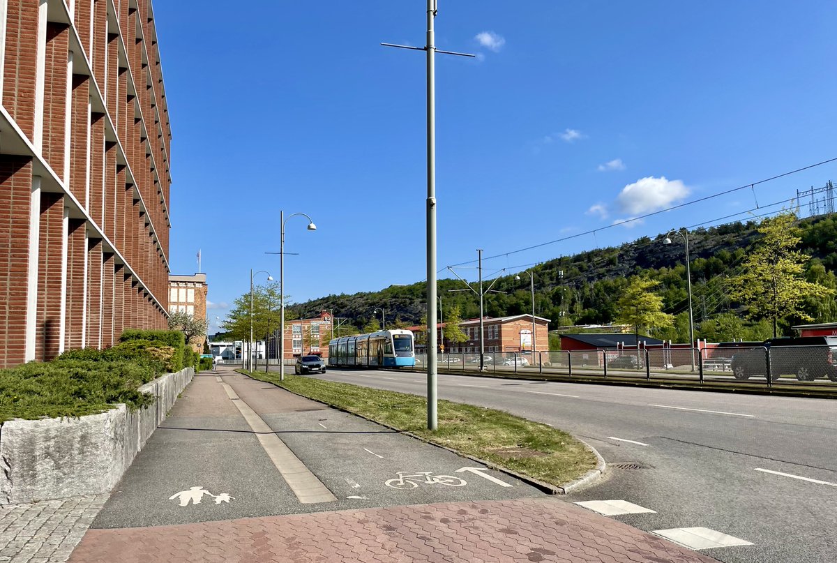 InterrailGems's tweet photo. Tenker av og til at Oslo burde hatt mer av dette - adskilte sykkelveier, kun på ene siden av veien. Trinnløs overgang fra fortau til fotgjengerovergang. https://t.co/38WrZdAQoX