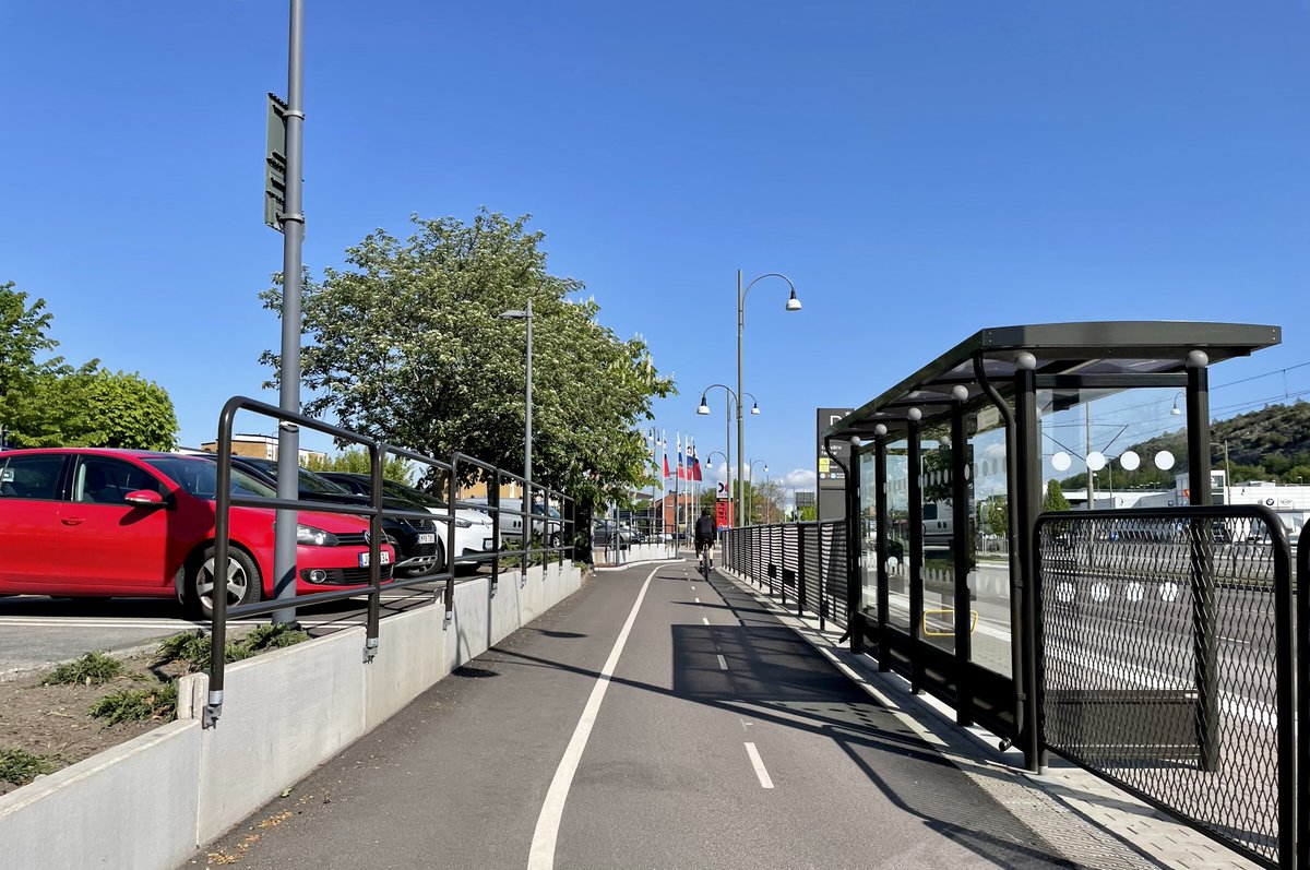 Tenker av og til at Oslo burde hatt mer av dette - adskilte sykkelveier, kun på ene siden av veien. Trinnløs overgang fra fortau til fotgjengerovergang.