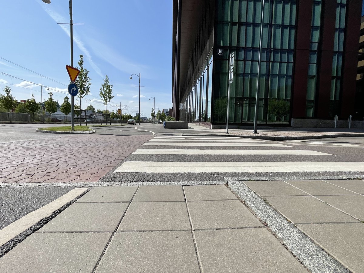 InterrailGems's tweet photo. Tenker av og til at Oslo burde hatt mer av dette - adskilte sykkelveier, kun på ene siden av veien. Trinnløs overgang fra fortau til fotgjengerovergang. https://t.co/38WrZdAQoX