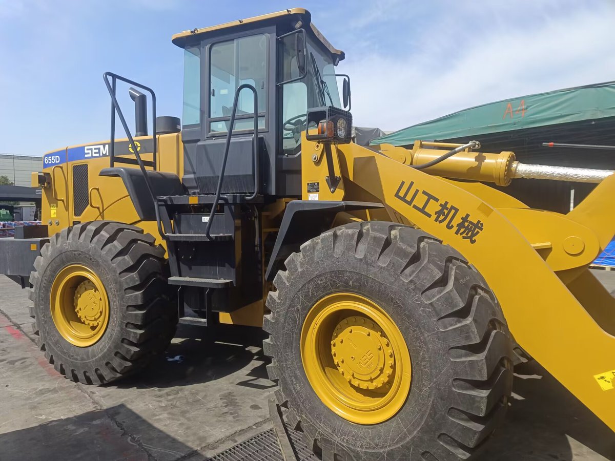 HuLorre's tweet photo. MADAGASCAR :
1 Unit SEM Brand New 20Ton Hydraulic Road Roller SEM520
1 Unit 5Ton Rated Load Wheel loader SEM655D
#caterpillar #semmachine #sem #roadroller #wheelloader #950gc #SEM655D #SEM520 #ZL50GN https://t.co/qo83Wqp4ab