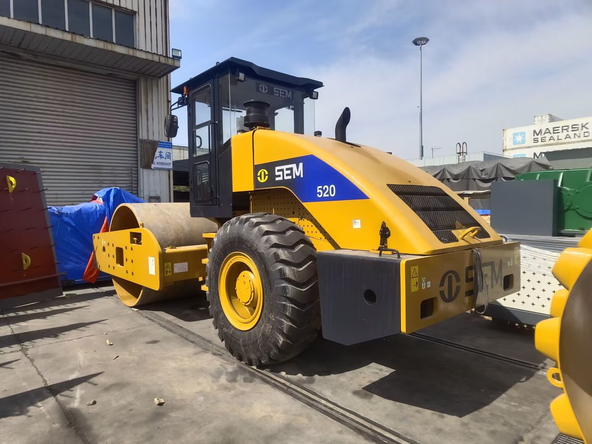 HuLorre's tweet photo. MADAGASCAR :
1 Unit SEM Brand New 20Ton Hydraulic Road Roller SEM520
1 Unit 5Ton Rated Load Wheel loader SEM655D
#caterpillar #semmachine #sem #roadroller #wheelloader #950gc #SEM655D #SEM520 #ZL50GN https://t.co/qo83Wqp4ab
