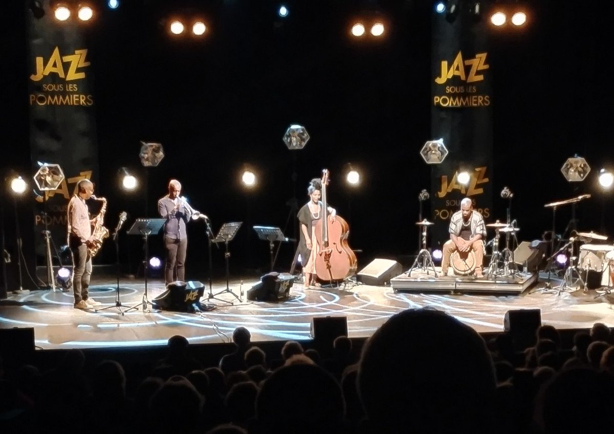 Beaucoup de talents cette année encore au 42e FESTIVAL JAZZ SOUS LES POMMIERS dont une artiste qui m'a particulièrement touché et qui se nomme Séléné ST-AIMÉ. Son quintet envoûtant vous transporte jusqu'à la plénitude 🎷
#partenariat <a href="/GRDF/">GRDF</a> #rse #jazz #musique <a href="/Coutances_/">Coutances</a>