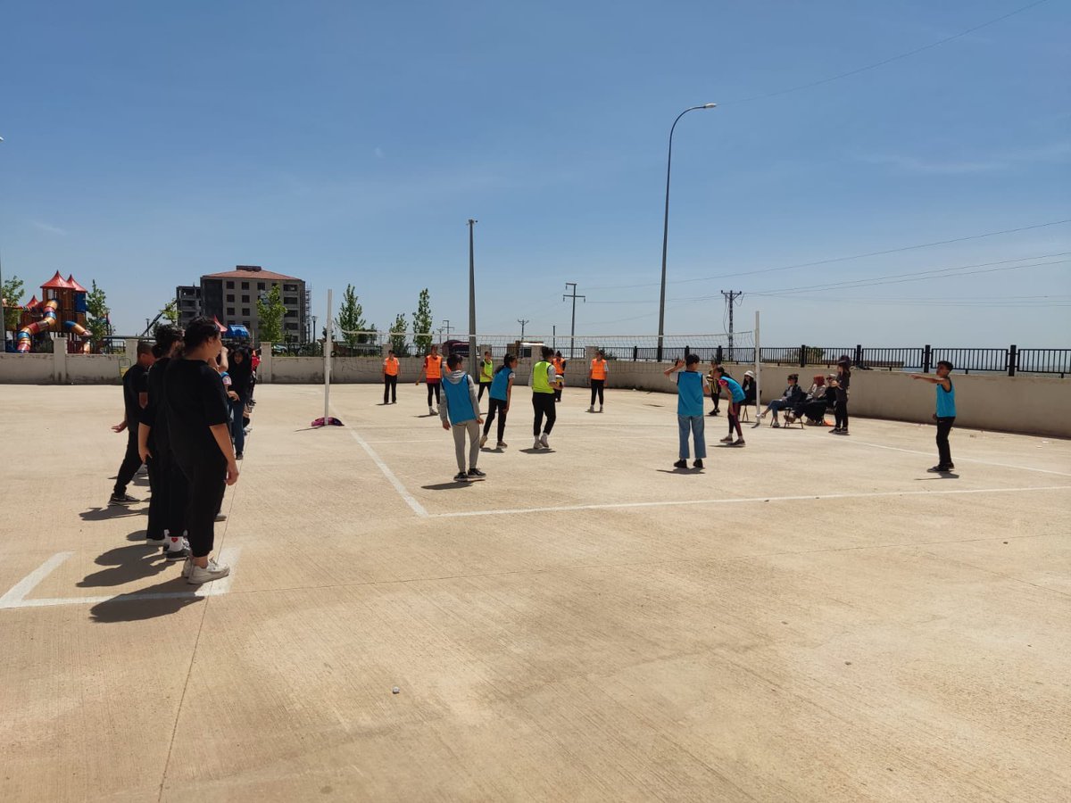 MavikentO's tweet photo. Okulumuzda düzenlenen sınıflar arası futbol ve voleybol turnuvası birincileri 🎊💫 @gul_davut @yasintepe @FatmaSahin @erdalkilinc27 @mtahmazoglu @muharremKASAPOG https://t.co/EjI0pEmKyD