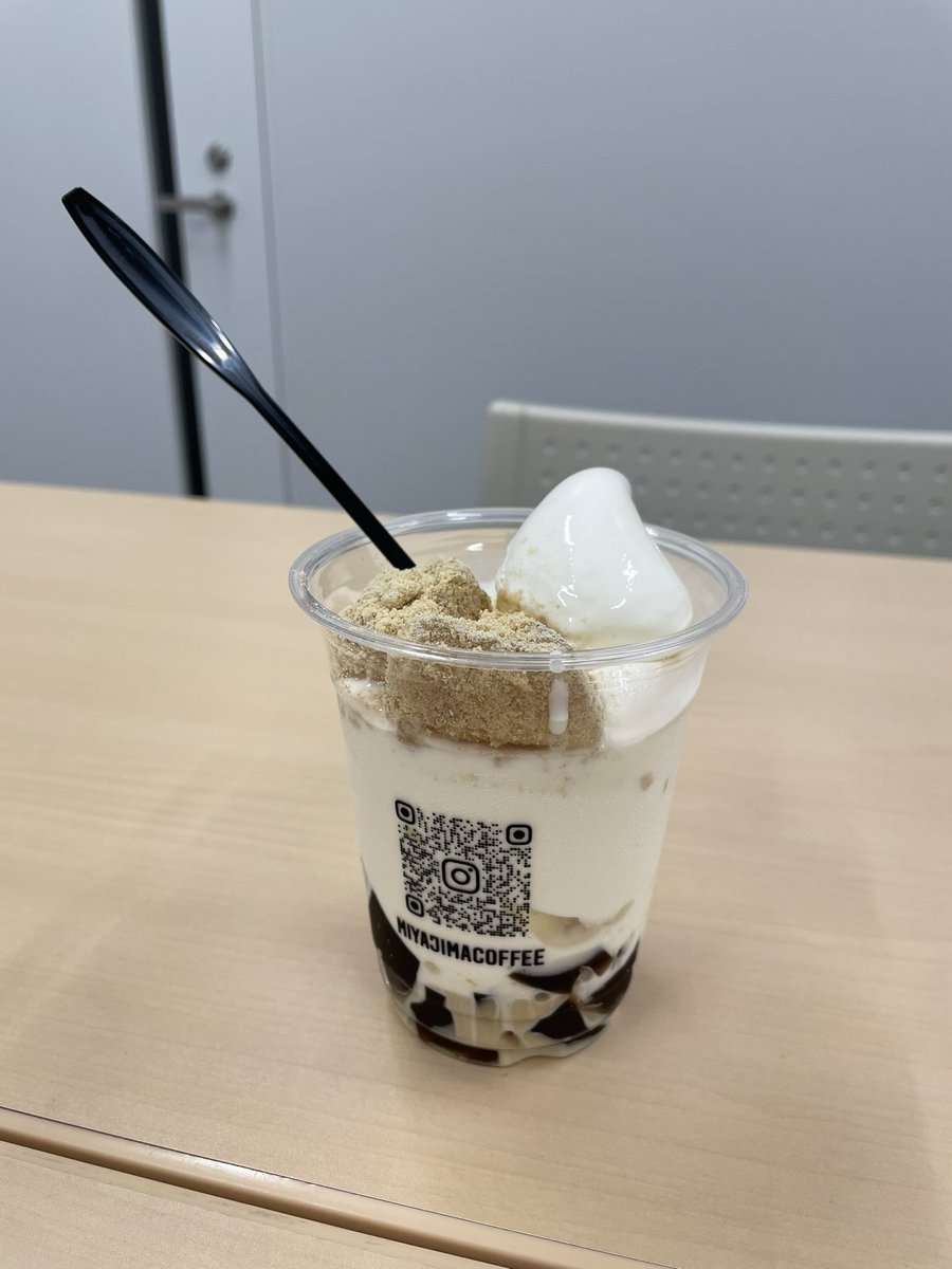 入島制限のため、がらんどうのフェリー、商店街、参道。こんな宮島も二度と見ることはないでしょう。
島の皆さんのご協力に心から感謝。
お客さんがいないにも関わらず、サミット関係者のニーズを満たすためたっての依頼で開けてくれていたお店でパフェをいただく。