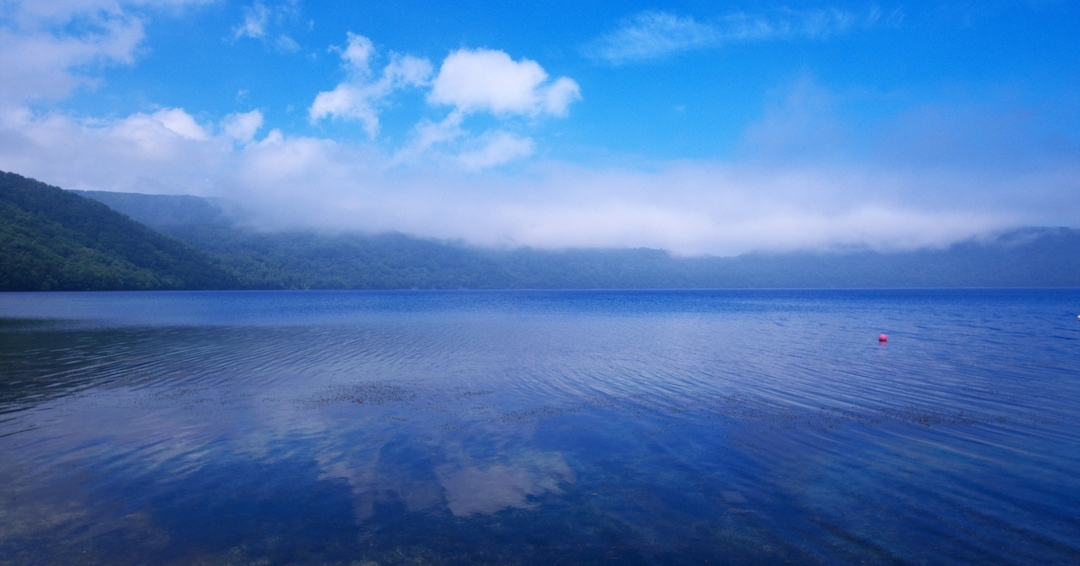 DaiichiTakimoto's tweet image. 「クッタルシ・トー」をご存知ですか？

アイヌ語で虎杖浜の湖、現在は倶多楽湖（くったら）湖と呼ばれているカルデラ湖のことです。当館から車で15分！

実は、透明度が国内で第二位、丸さは第一位に輝きます。

しかし、観光ガイドにはあまり掲載されない、穴場スポットなんですよ♨

#登別温泉