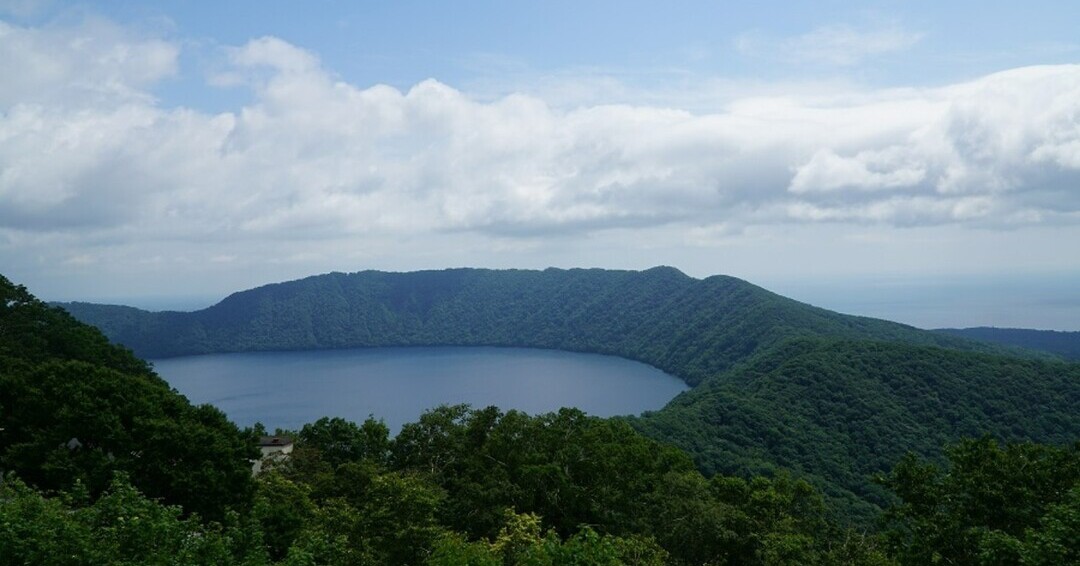 DaiichiTakimoto's tweet image. 「クッタルシ・トー」をご存知ですか？

アイヌ語で虎杖浜の湖、現在は倶多楽湖（くったら）湖と呼ばれているカルデラ湖のことです。当館から車で15分！

実は、透明度が国内で第二位、丸さは第一位に輝きます。

しかし、観光ガイドにはあまり掲載されない、穴場スポットなんですよ♨

#登別温泉