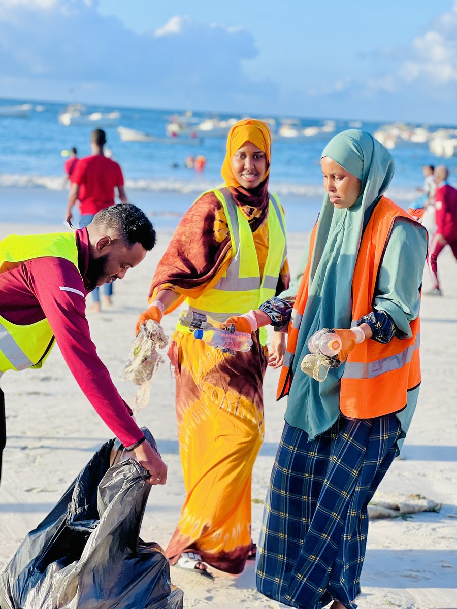 NuurQaran's tweet photo. Waxa aan saaka ka qayb galay farxadna ii ahaa, #Ololaha #Nadaafadda #Xeebaha iyo #Wacyigalinta #Deegaanka oo maraya toddobaadkii 82-aad.
Waxa aan dhiirrigelinayaa dhallinyarada qiima badan ee shaqadan is xilqaanka ah joogteeyey.๐โค๏ธ
#isxilqaan
#Degaankeennu_waa_nolasheenna๐ https://t.co/f8kc0dAxsy
