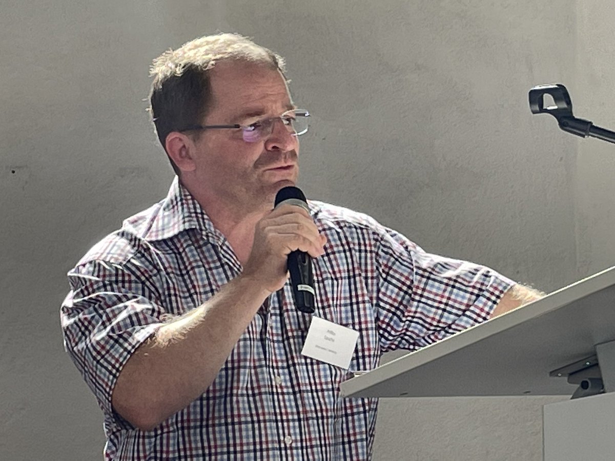 "Das archäologische Studium ist keine Berufsausbildung. Das sollte jedem Studierenden bewusst sein": Unternehmer Sascha Piffko sagt in seinem Vortrag "Berufsschule Archäologiestudium?", die Unis bildeten v. a. für sich selbst aus. #dguf2023