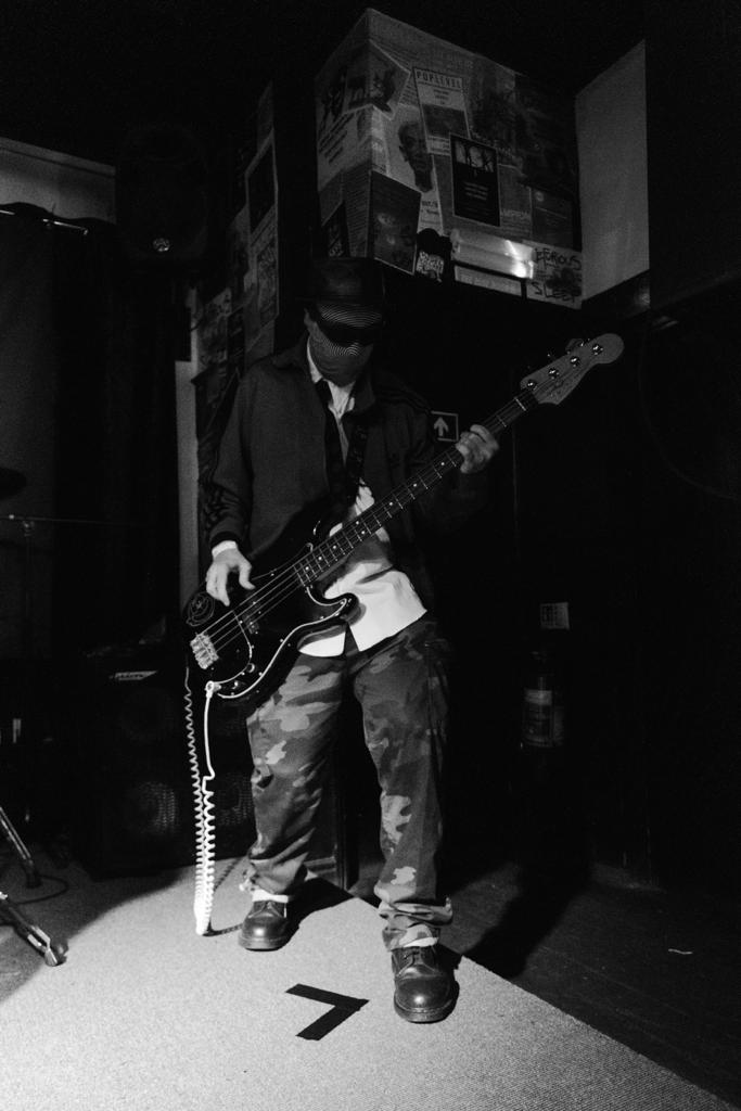 EctoPeach's tweet photo. Basses on the Internet
π·: Matthew Richer
#MiddleAgedAngst #upthepeach #Postpunk #LoveToKane #Fender #bass #Marshall #Epiphone https://t.co/0BXxtVd89d