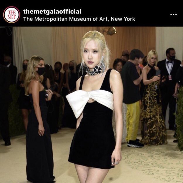 hyuknim2307's tweet photo. someone edited junghwan eating behind rosé pic on met gala and it was posted EVERYWHERE including the official account https://t.co/QU4A2ZSNpK