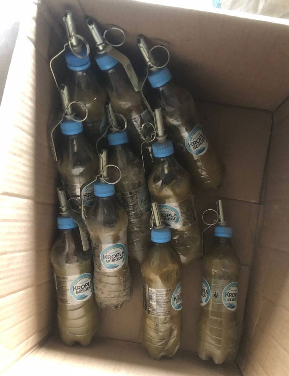 novapolshcha's tweet photo. Російські окупанти насолодяться краплями джерельної води з гір Бескиди, але є нюанс.

Українські військові 🇺🇦 виготовили саморобні гранати для скидання із безпілотників на російські окопи. Як оболонку було використано пляшки мінеральної води польської марки Kropla Beskidu (Крапля Бескиду).