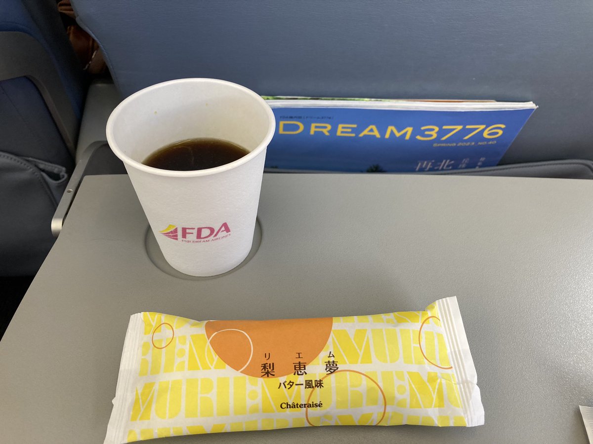 miho_energize's tweet photo. 久しぶりに飛行機に乗り✈️大興奮😁
今日は黄色のFDAでした👍
#fly_away #雲の上 #いいですねー #ありがとうございます #喜興奮 https://t.co/gCJq9lW8je
